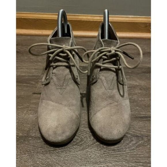 TOM'S Taupe Suede Lace Up Wedge Ankle Bootie Boots Womens Size 6 Model 741115 - Picture 2 of 12